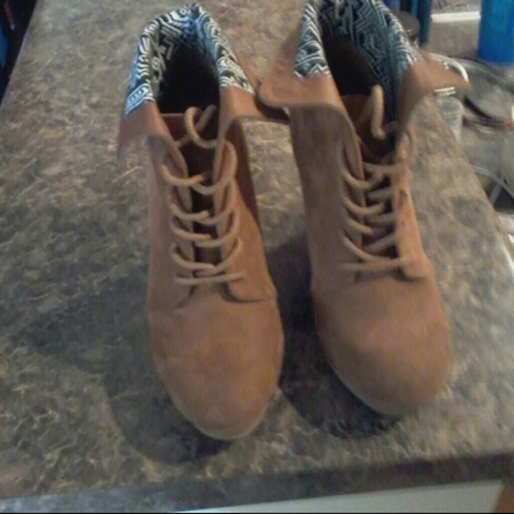 ❎SOLD ON OFFER UP ❎  shi Cognac Wedge Booties - Picture 4 of 8