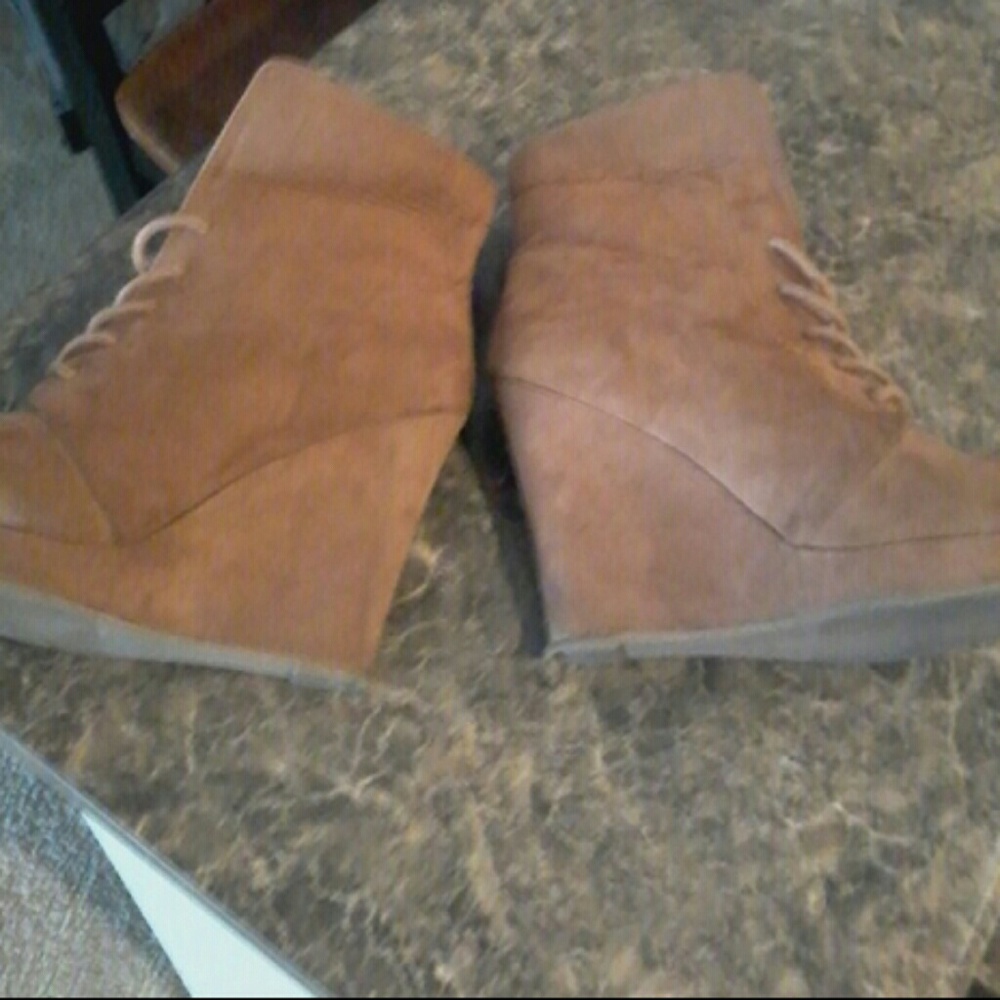 ❎SOLD ON OFFER UP ❎  shi Cognac Wedge Booties - Picture 6 of 8