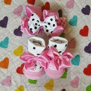 Newborn socks and bow set