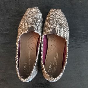 Toms shoes size w5