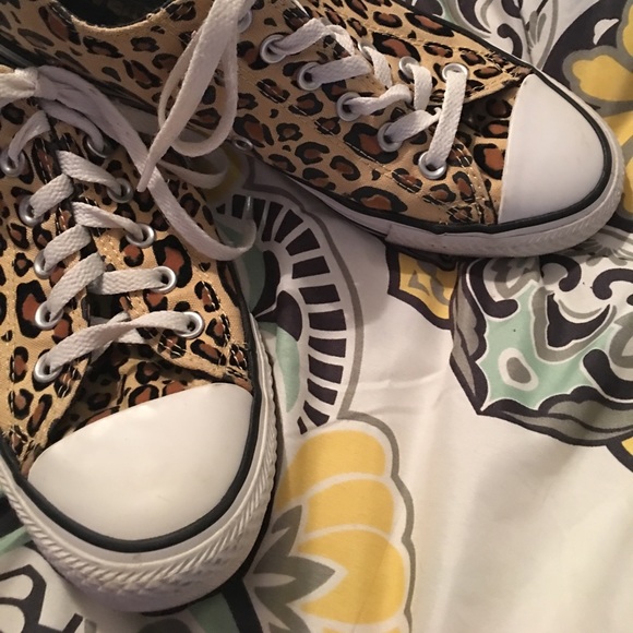 Adorable leopard print converse - Picture 2 of 4