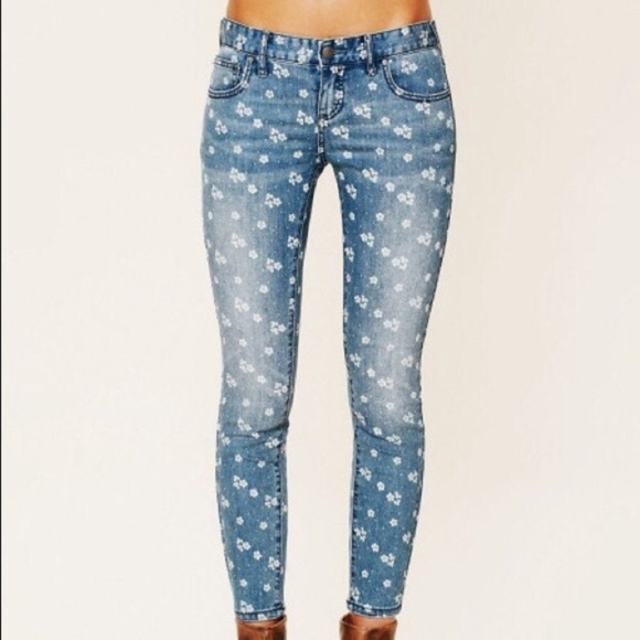 Free People Pants - Free People ditsy floral skinny jeans size 27