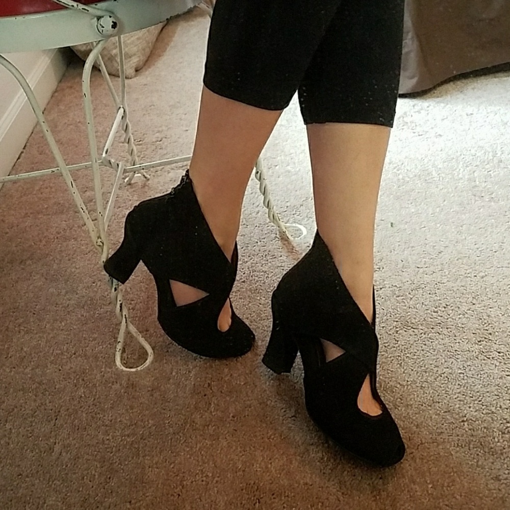 10% off Black Earthies peptoe leather heels
