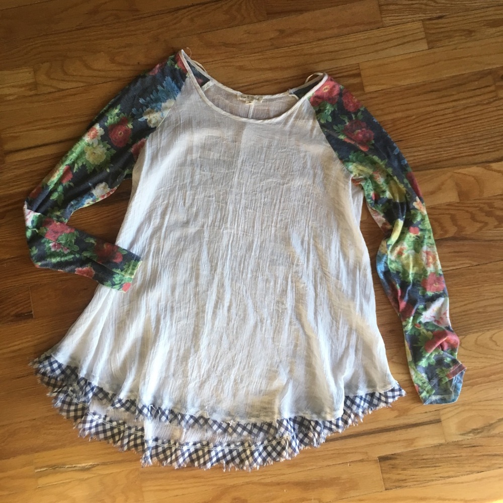 Picnic top with floral sleeves
