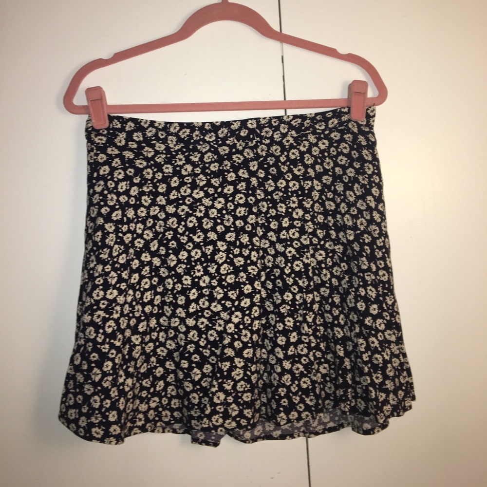 Super cute mini skirt!
