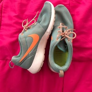Women's Nike roshes size 7.5