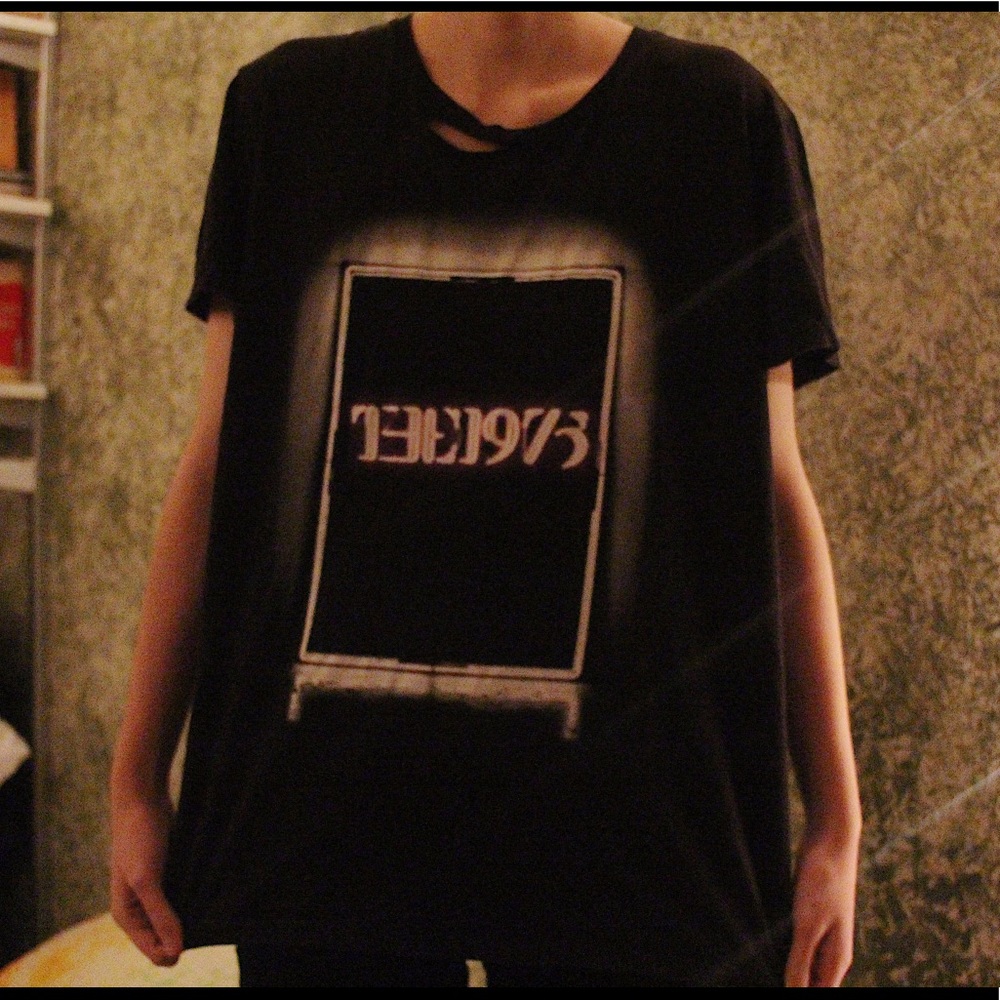 Hot Topic The 1975 Distressed Tee