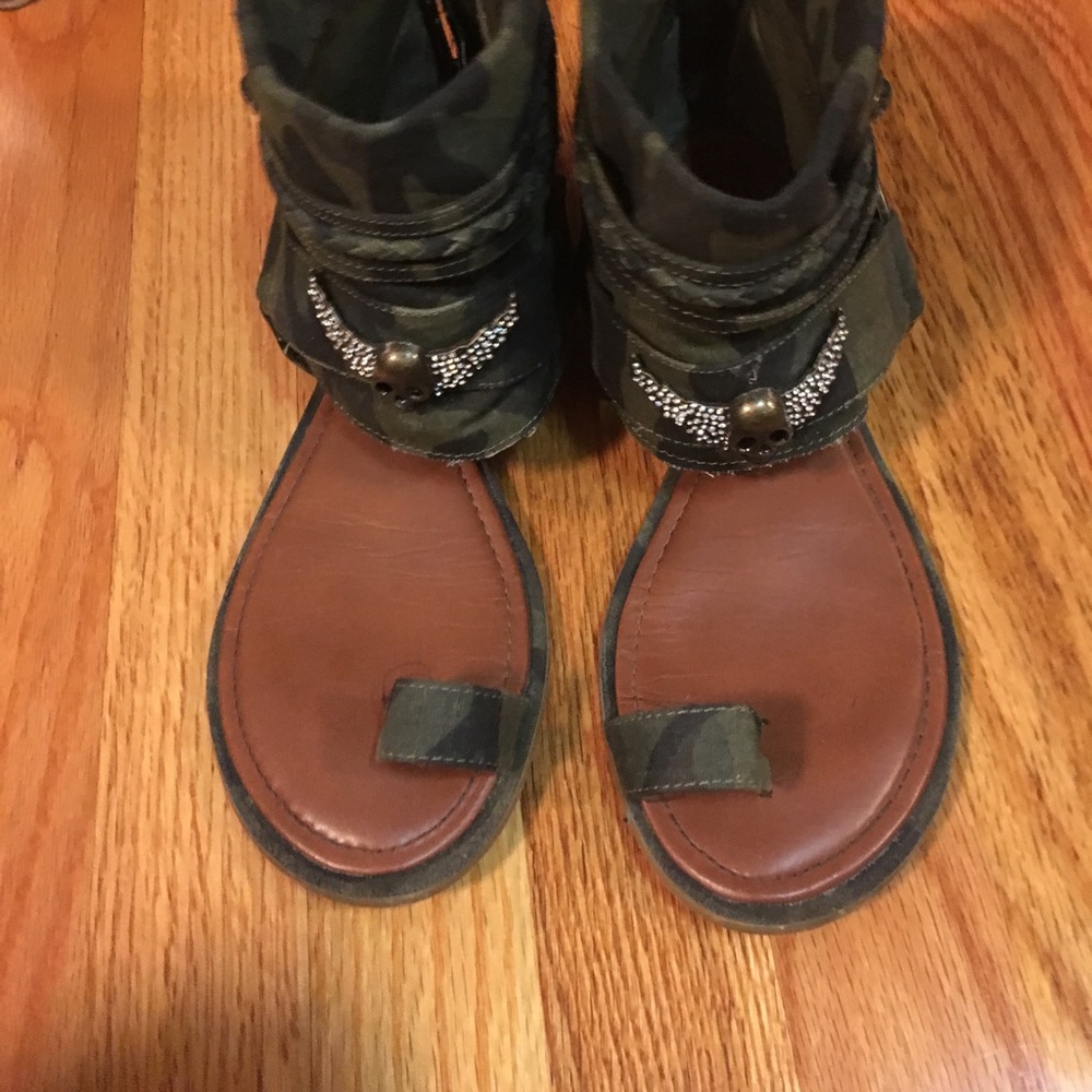 Camp and skull sandal