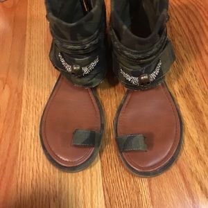 Camp and skull sandal