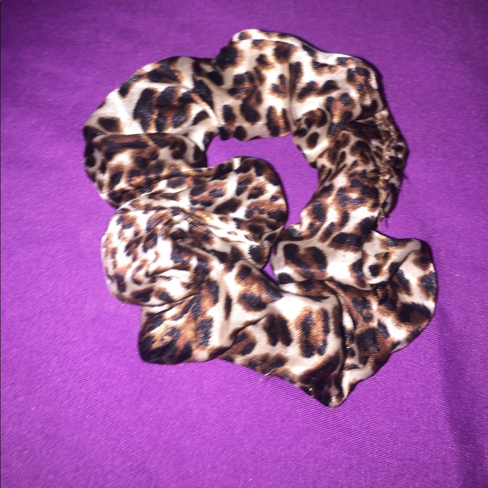 CHEETAH PRINT SCRUNCHIE❤️