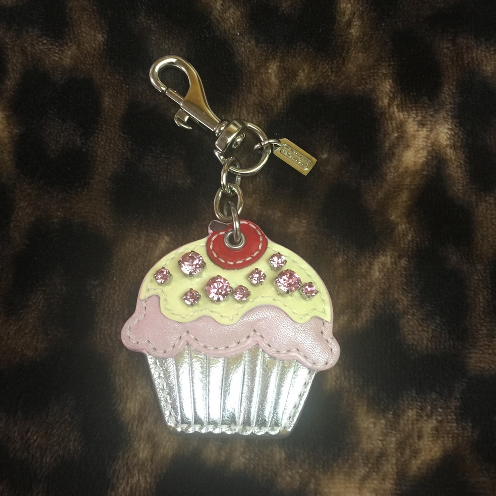 🔑🗝 PRICE DROP⬇️COACH CUPCAKE KEY FOB 🗝