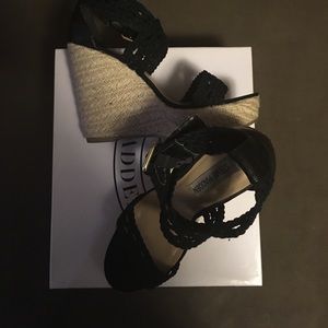 Steve Madden River style black wedges