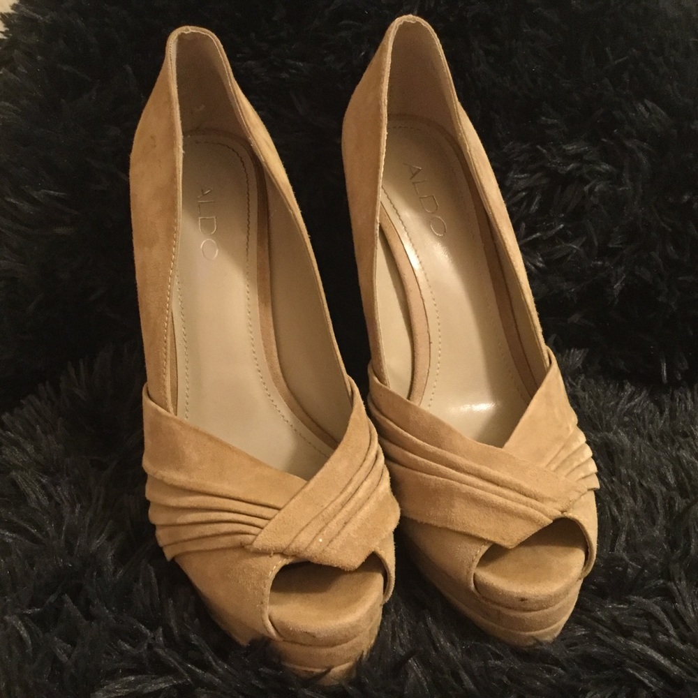 🌸Tan Suede Aldo Platform Heels🌸