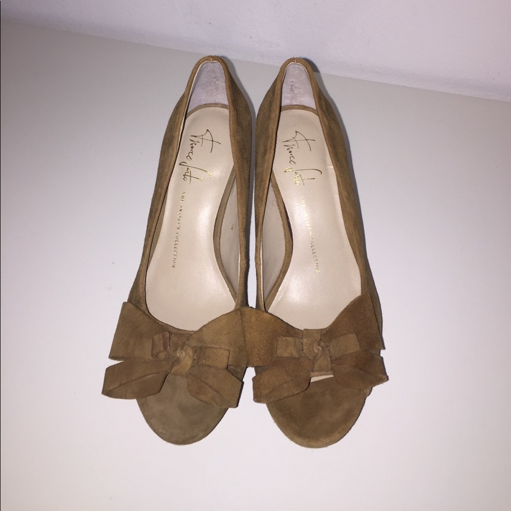 Brand new size 4 Suede Heel