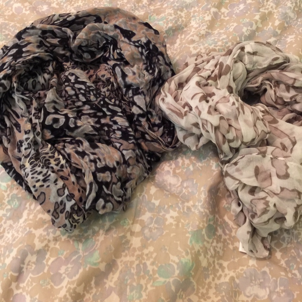 Set of 2 leopard print infinity scarves