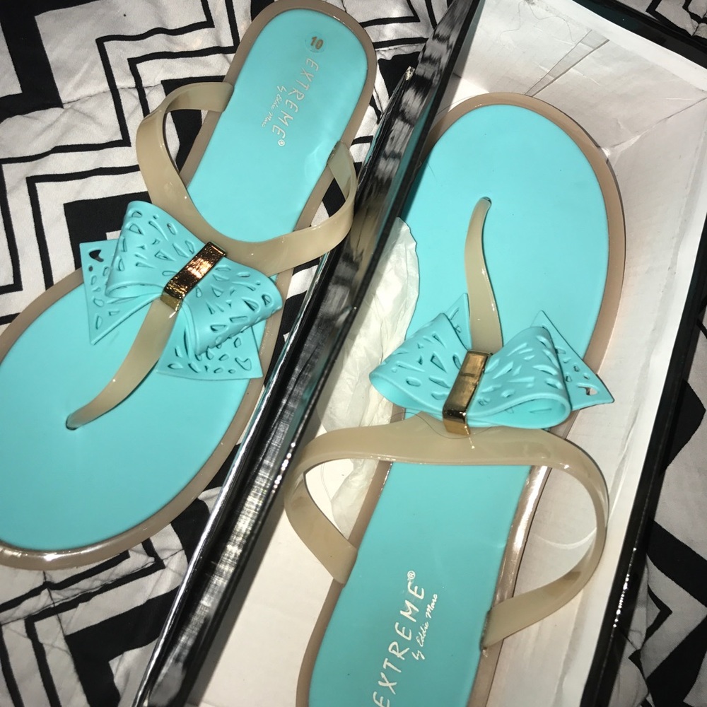 rubber flip flops ; blue