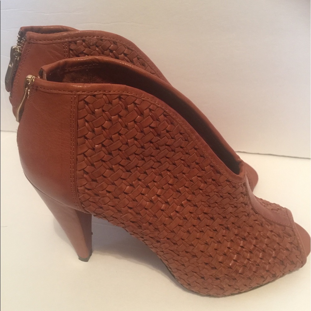 Vince Camuto plunge peep toe bootie 8.5 shoes