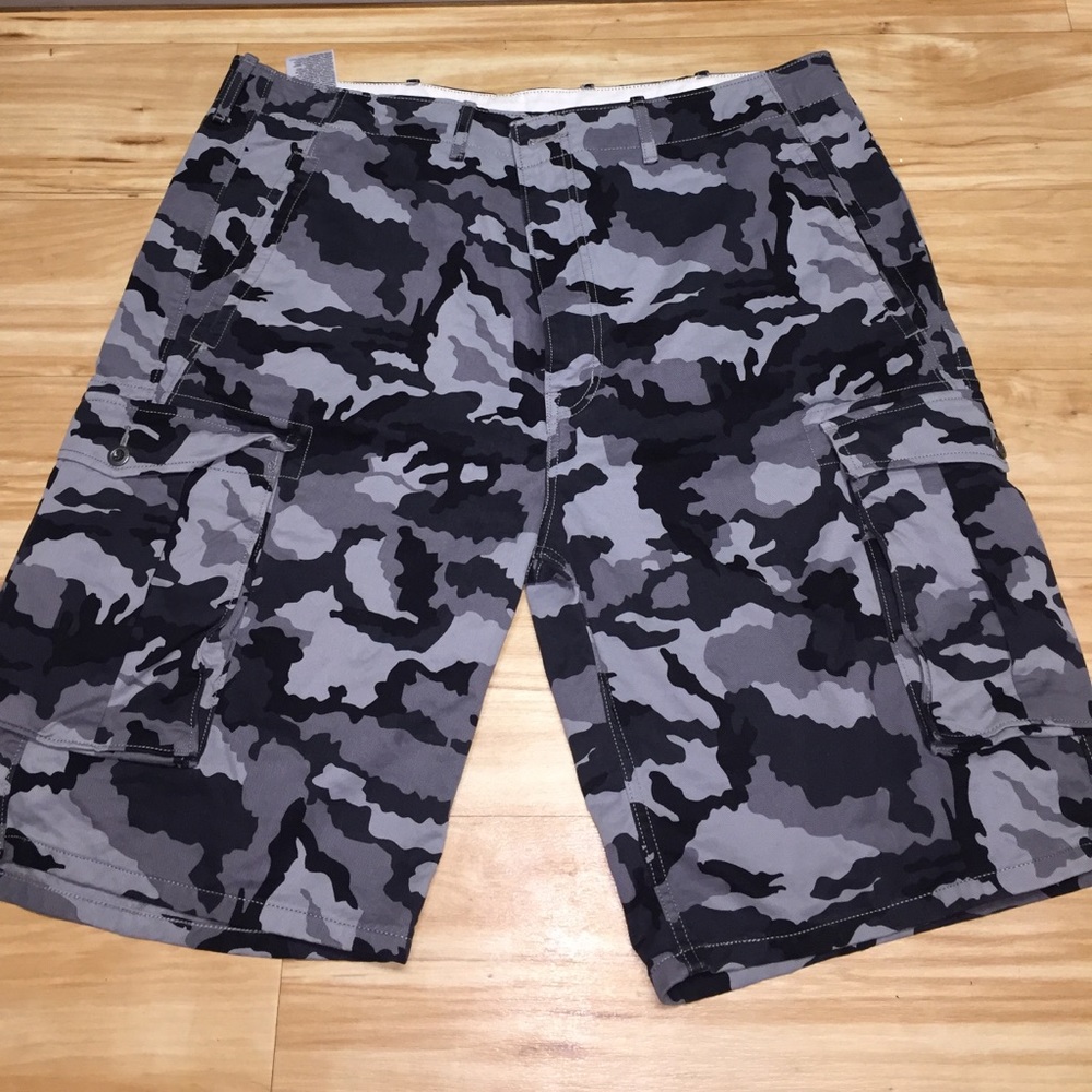 Very Like New* Never Worn**Blck cargo print shorts
