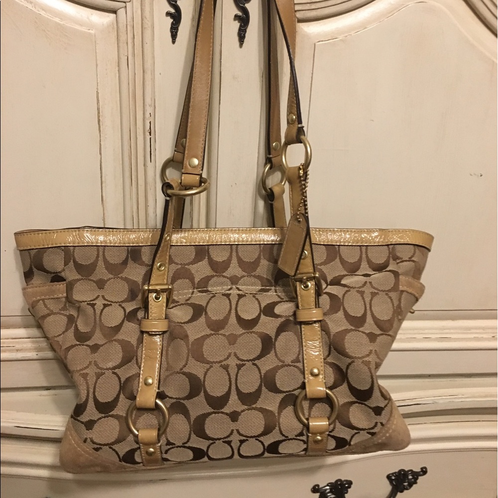 Coach bag in EUC. Plenty of room in this bag.