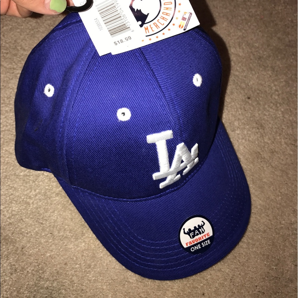 La dodgers hat.