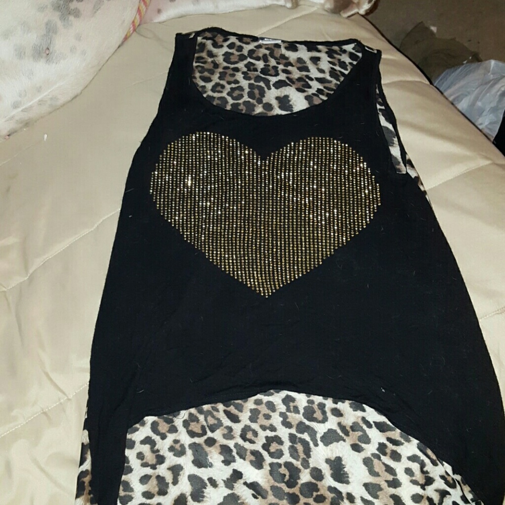 A tanktop with a long trail