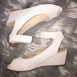 comfortable suede peep toe kitten heels