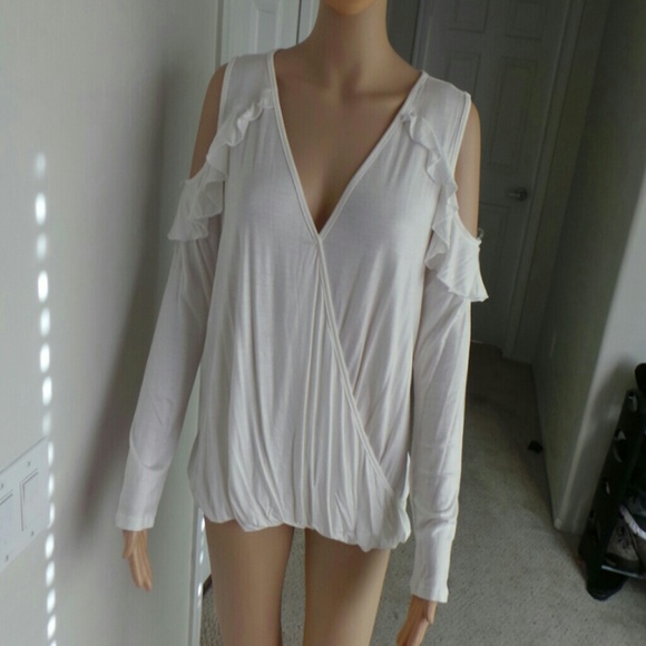 ✨✨✨✨✨🆕Ivory open shoulder long sleeve top - Picture 3 of 8