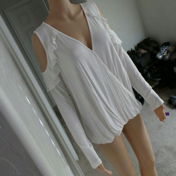 ✨✨✨✨✨🆕Ivory open shoulder long sleeve top - Picture 6 of 8