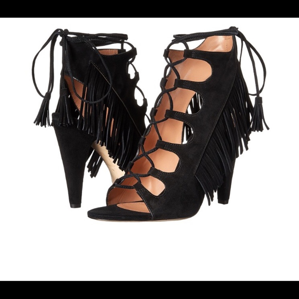 Ghilly dress sandal with fringe side detail!