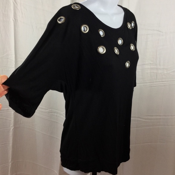 Tops - 🖤Super Soft & Comfy Black Grommet Top🖤