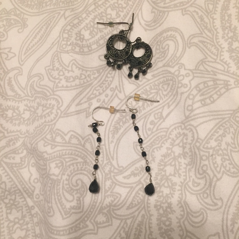 Set of 2 black dangle earrings