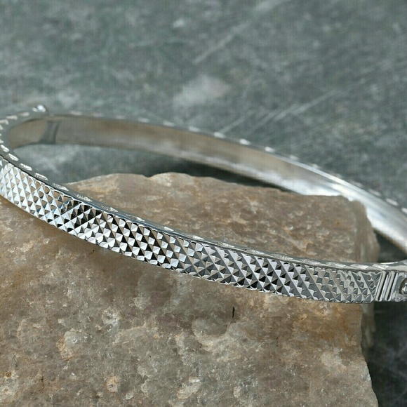 🌴TEXTURED BANGLE🌴 - Picture 2 of 4