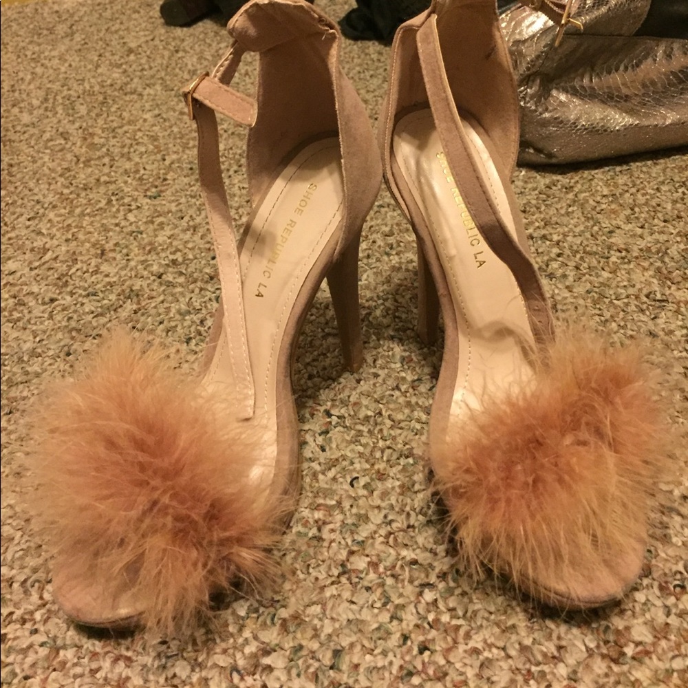 Nude/nude pink feather heels
