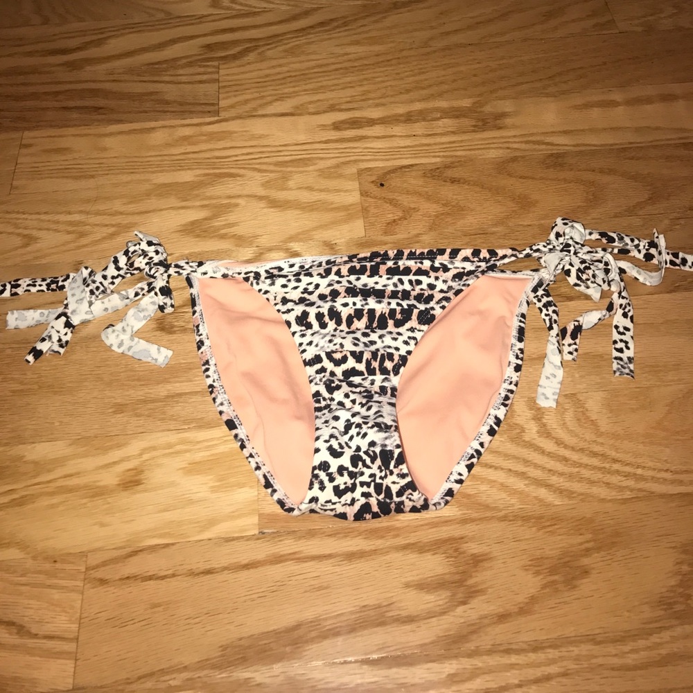 Cheetah Printed swimsuit bottoms