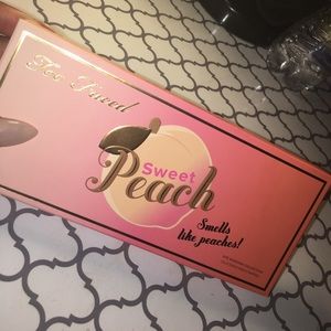 Too Faced Sweet Peach Palette //