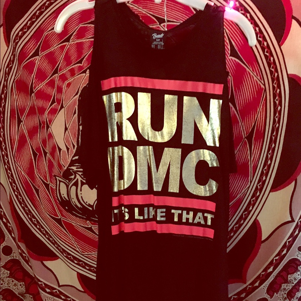 RUN DMC black t-shirt sleeves have slits