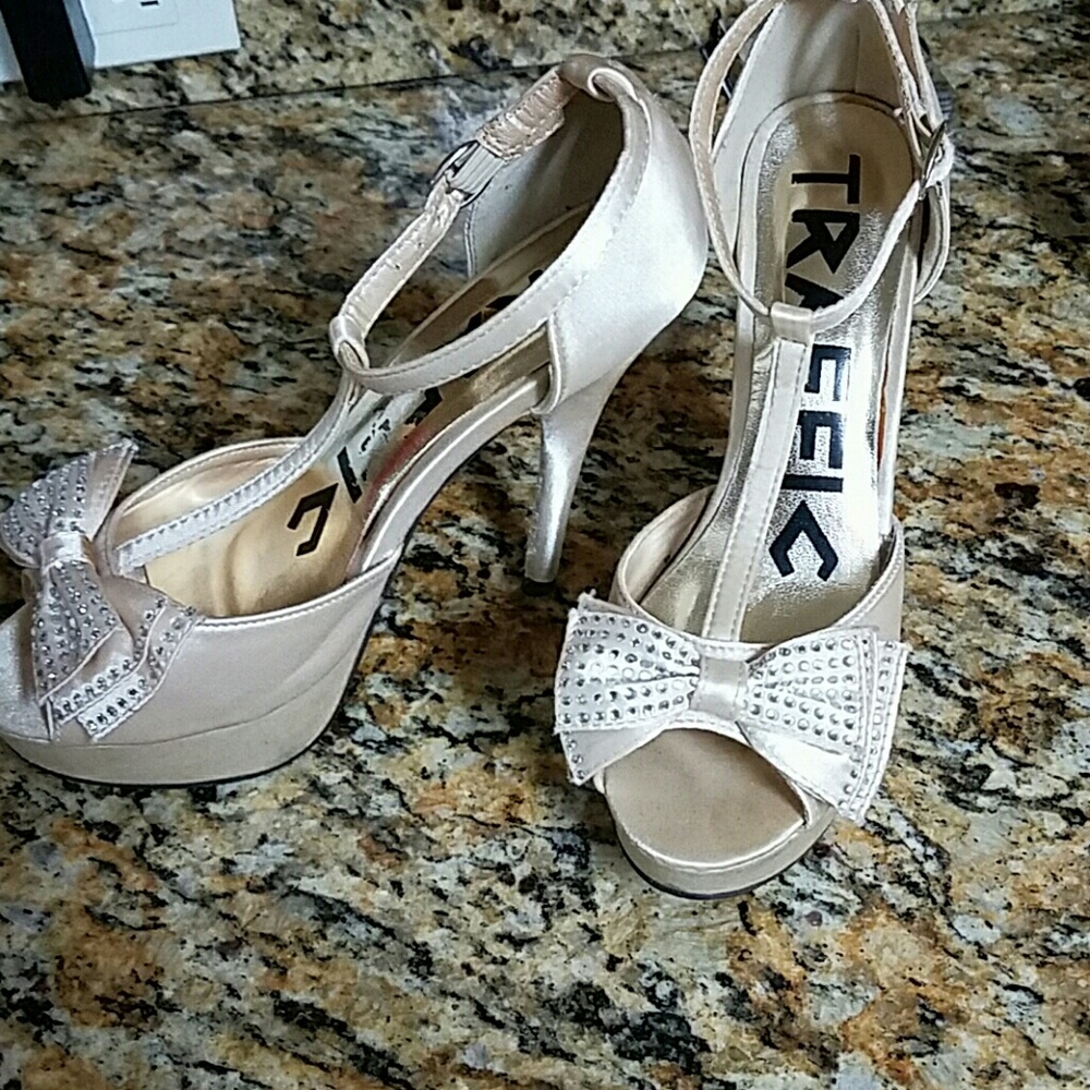 Beautiful open toes beige satin heels!