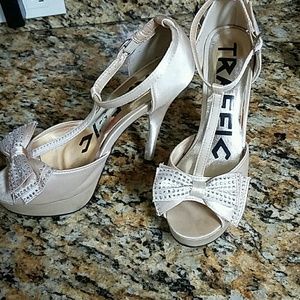 Beautiful open toes beige satin heels!