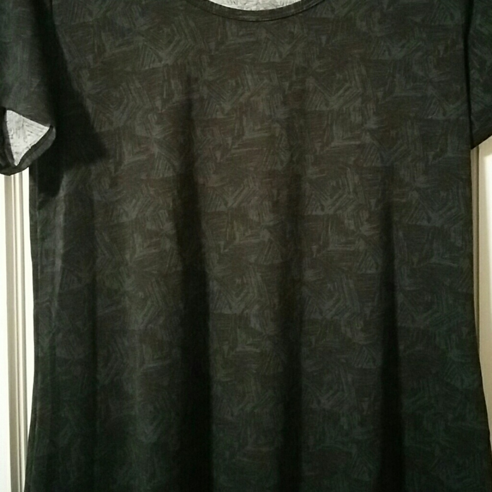 EUC M Classic Tee Lularoe forest green & black
