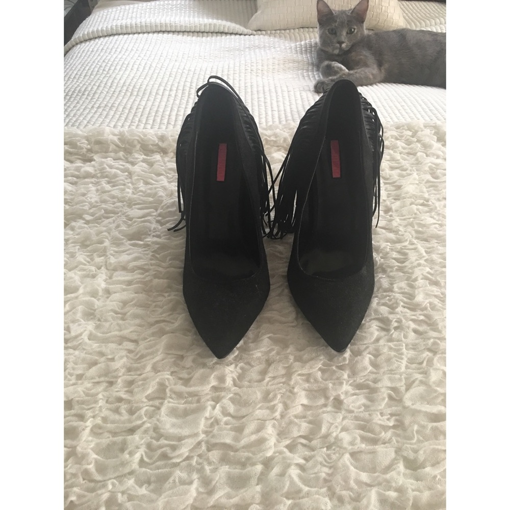 Black pumps with fringe