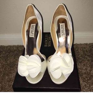 Badgley Mischka Randall white satin bow shoe 7