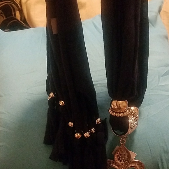 Scarf - Picture 4 of 4