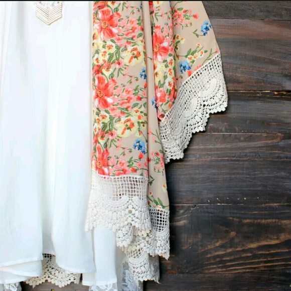 Floral fringe kimono - Picture 2 of 4