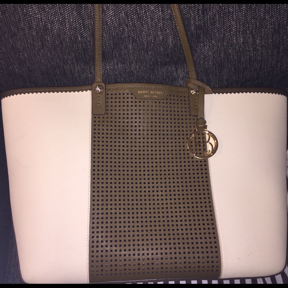 Beautiful 💯 Geninue Leather Henri Bendel Large!👜