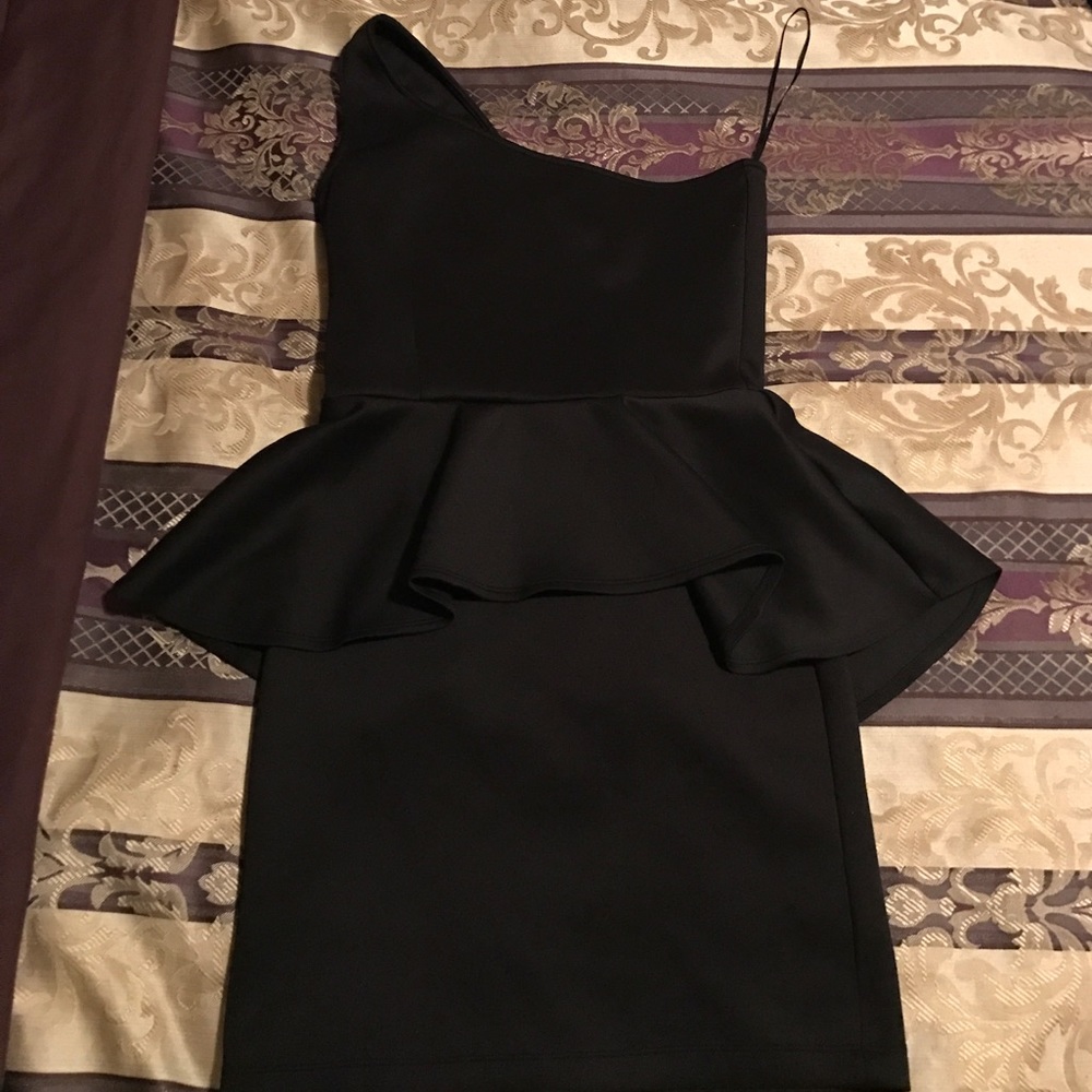 Black single sleeve sexy dress
