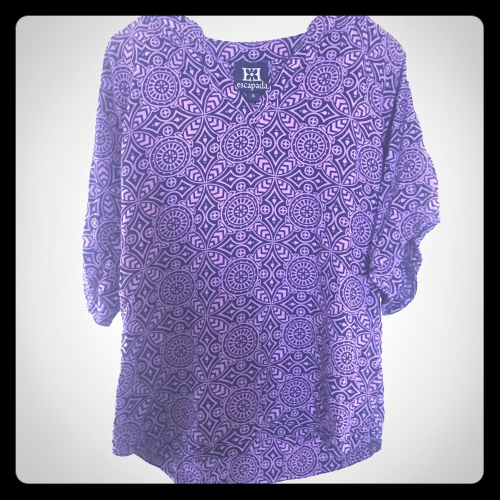 SALE❣️Escapada Living Resort Vibrant Pattern Top!