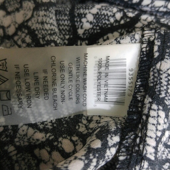 Vince Camuto
Black Sleeveless Placket Top Small - Picture 6 of 7