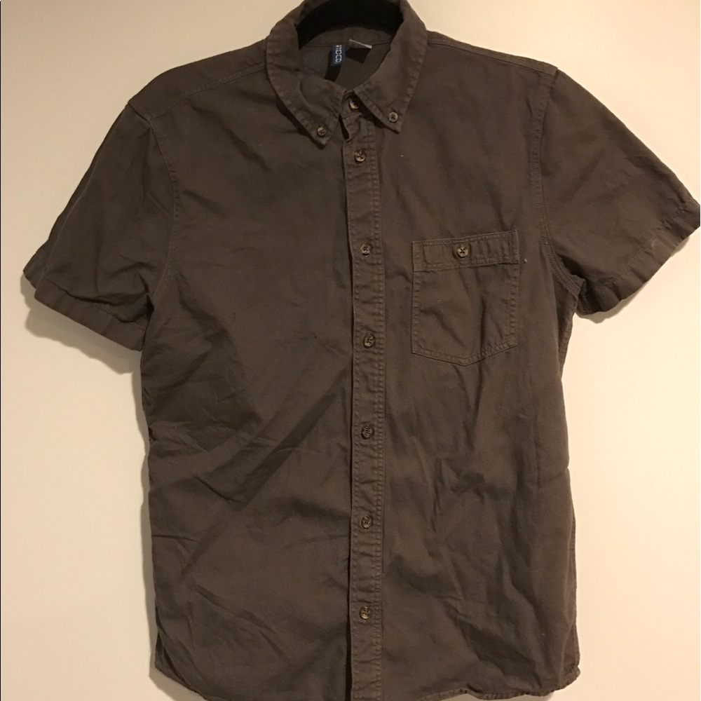 Gray button down shirt sleeve shirt