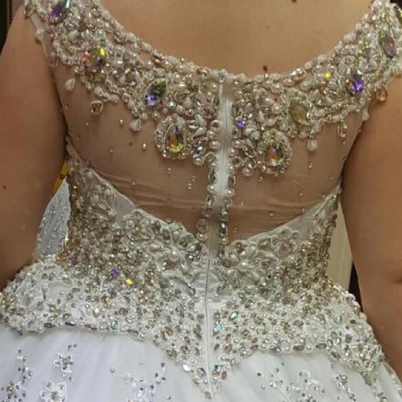 Wedding dress - Picture 3 of 7