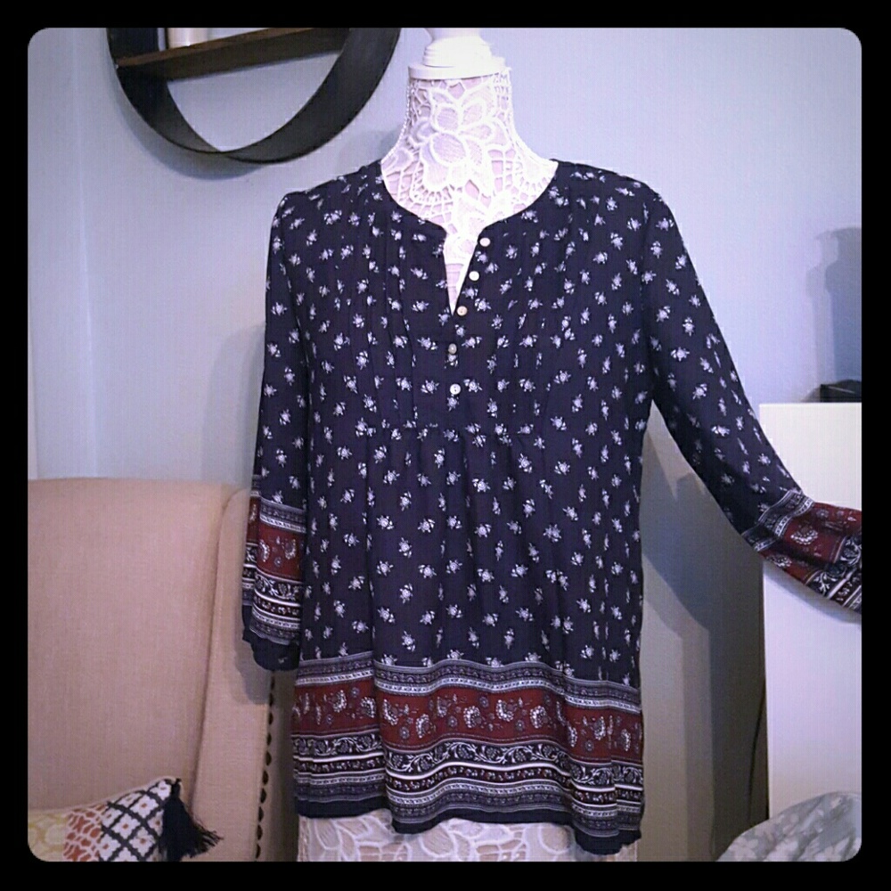 Cute Navy top with white litt